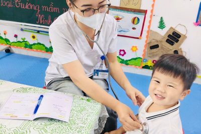 KHÁM SỨC KHOẺ ĐỊNH KỲ CHO TRẺ MẦM NON – HÀNH TRÌNH YÊU THƯƠNG VÀ CHĂM SÓC